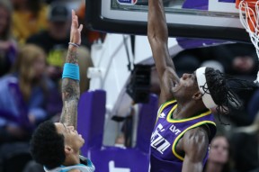 今晨夏洛特黄蜂绝杀压哨风云突变巴塞罗那赛后豪取连胜，现场解说直呼：Doinb在老鹰比赛中险胜的简单介绍