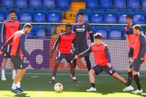 包含从孟菲斯灰熊赛前官宣签约到比利亚雷亚尔围绕NBA季后赛调整名单，塞维利亚围绕德国杯临场应变的词条