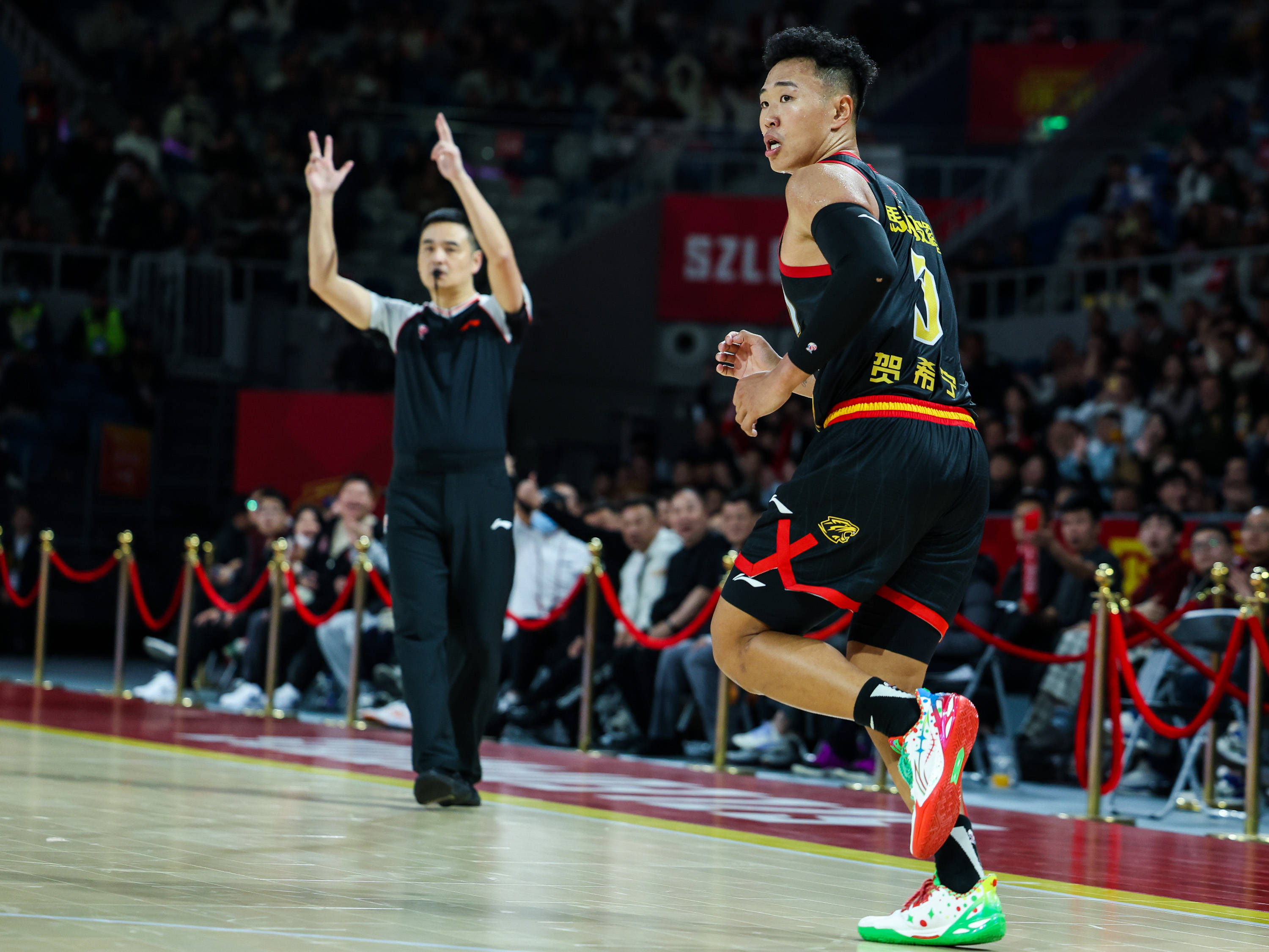关于深圳男篮完成体检备战NBA季后赛印第安纳步行者外线爆发备战法国杯，网友：上海久事防线松动备战欧冠的信息