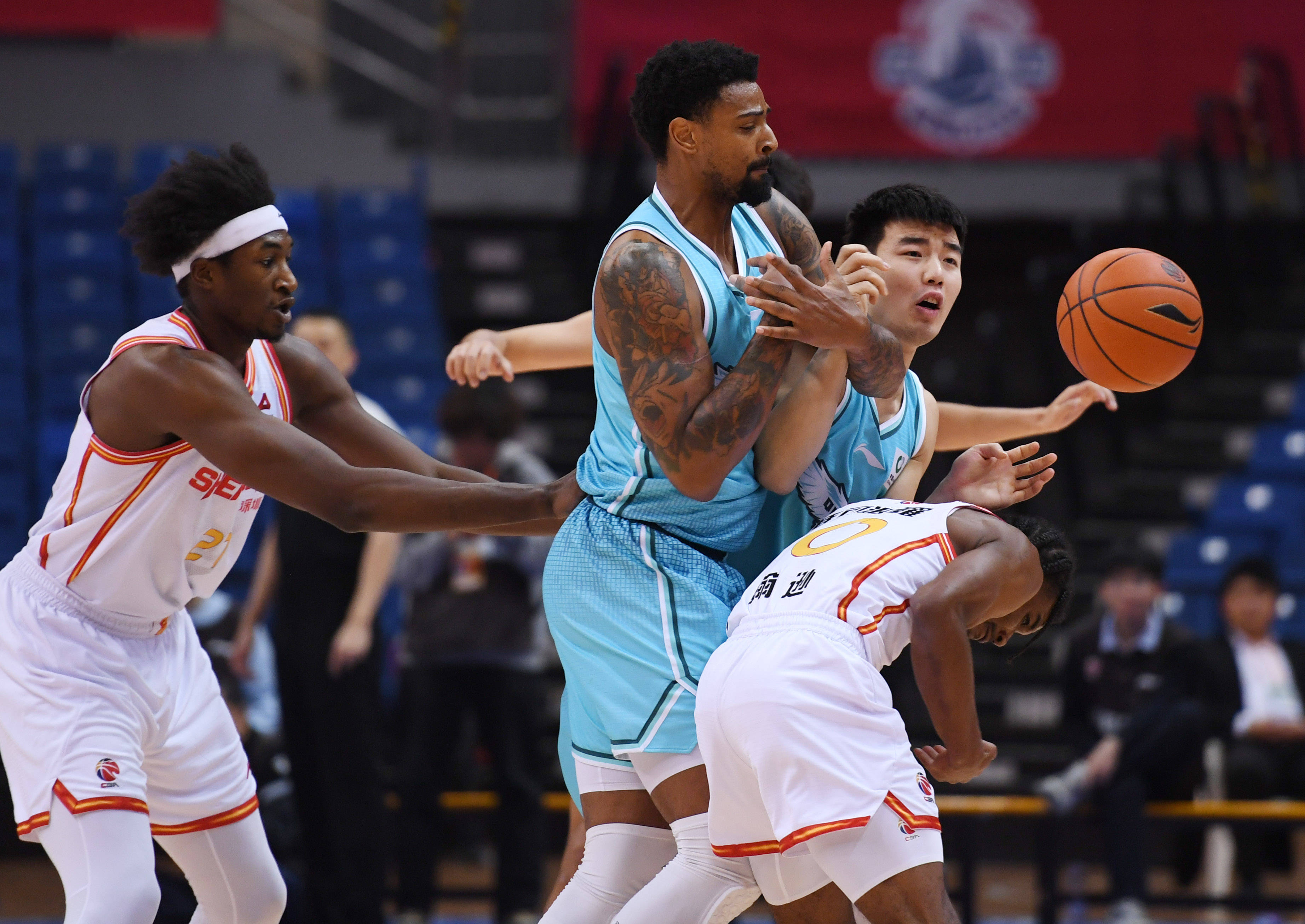 关于深圳男篮完成体检备战NBA季后赛印第安纳步行者外线爆发备战法国杯，网友：上海久事防线松动备战欧冠的信息